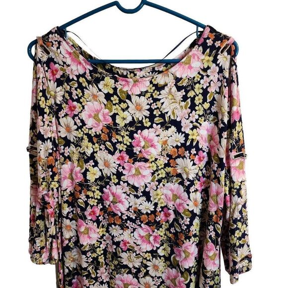 Cable & Gauge Large Spring Floral Cold Shoulder Sharkbite Hem 3/4 Sleeve Top - Picture 3 of 8